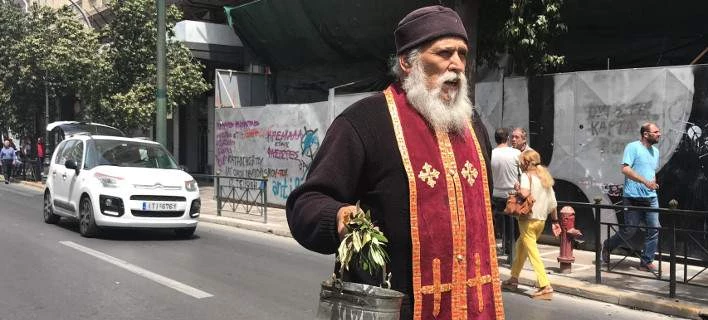 Ιερέας «αγίασε» τον δρόμο για την πορεία της ΑΔΕΔΥ στο υπουργείο Οικονομικών (εικόνα, βίντεο)